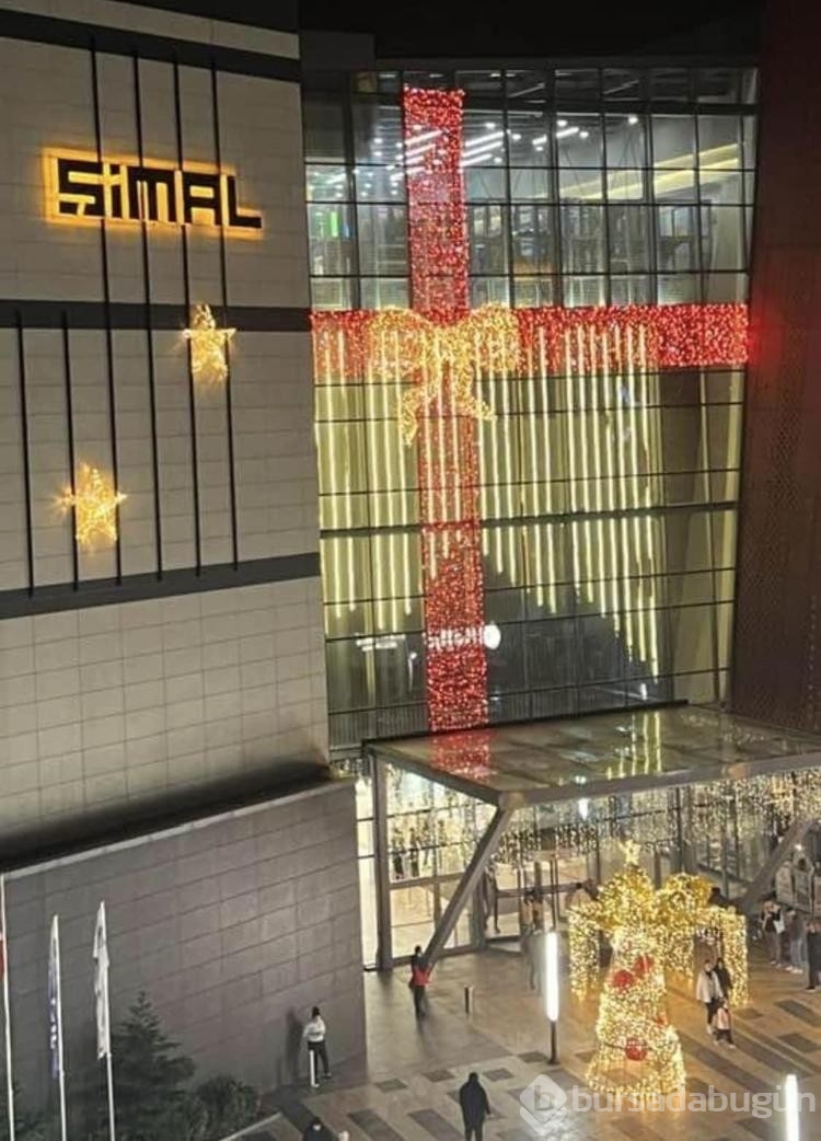 Rize'de AVM'nin yılbaşı süslemesinde 'kurdele' krizi
