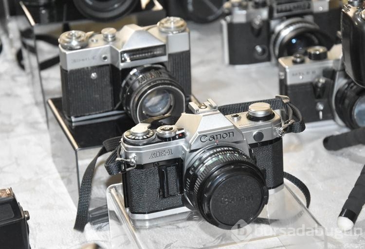 Emekli makinist, 43 yıllık fotoğrafçılık tutkusunu evinde 1000 parçalık koleksiyona dönüştürdü

