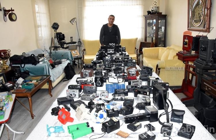 Emekli makinist, 43 yıllık fotoğrafçılık tutkusunu evinde 1000 parçalık koleksiyona dönüştürdü

