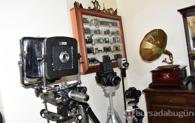 Emekli makinist, 43 yıllık fotoğrafçılık tutkusunu evinde 1000 parçalık koleksiyona dönüştürdü

