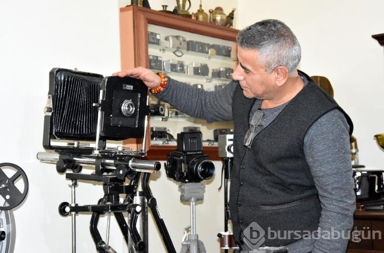 Emekli makinist, 43 yıllık fotoğrafçılık tutkusunu evinde 1000 parçalık koleksiyona dönüştürdü

