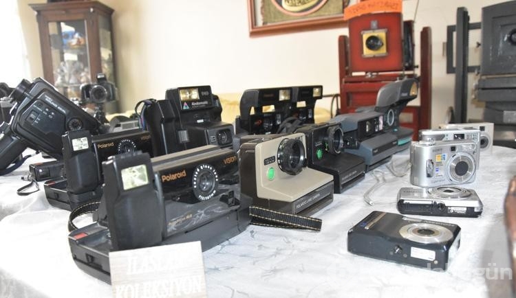 Emekli makinist, 43 yıllık fotoğrafçılık tutkusunu evinde 1000 parçalık koleksiyona dönüştürdü

