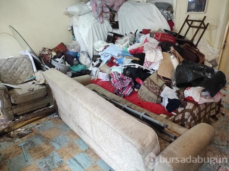 Şikayet üzerine eve giden ekipler şaşırdı! 45 ton çöp çıktı