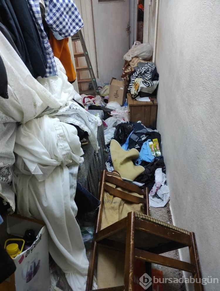 Şikayet üzerine eve giden ekipler şaşırdı! 45 ton çöp çıktı
