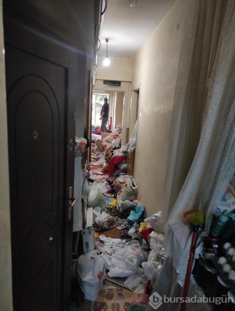Şikayet üzerine eve giden ekipler şaşırdı! 45 ton çöp çıktı