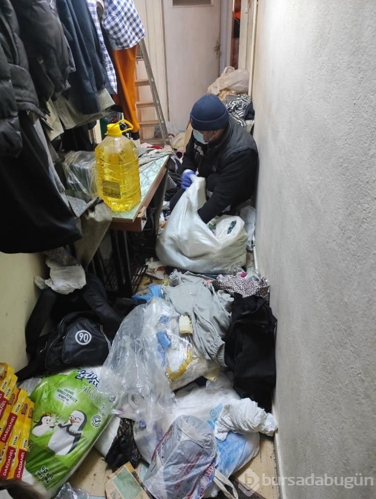Şikayet üzerine eve giden ekipler şaşırdı! 45 ton çöp çıktı