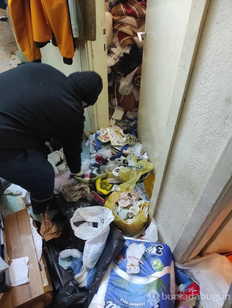 Şikayet üzerine eve giden ekipler şaşırdı! 45 ton çöp çıktı