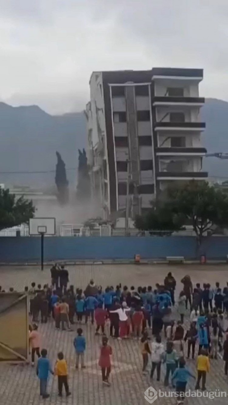Okul yanında "kontrollü" yıkım! Öğrenciler koşarak kaçtı
