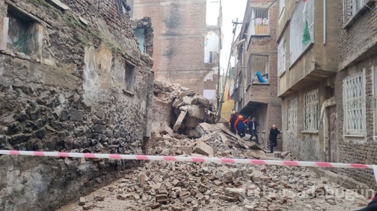 Diyarbakır'da ağır hasarlı 5 katlı bina çöktü
