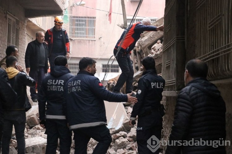 Diyarbakır'da ağır hasarlı 5 katlı bina çöktü
