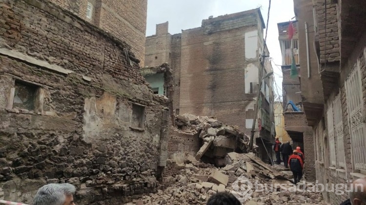 Diyarbakır'da ağır hasarlı 5 katlı bina çöktü

