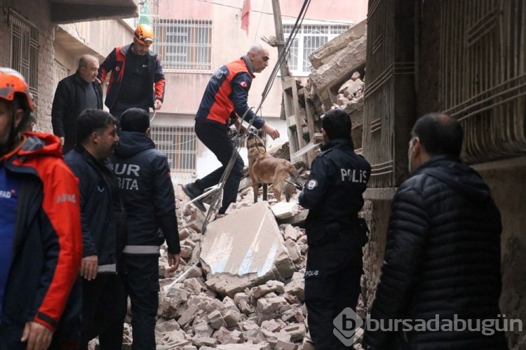 Diyarbakır'da ağır hasarlı 5 katlı bina çöktü
