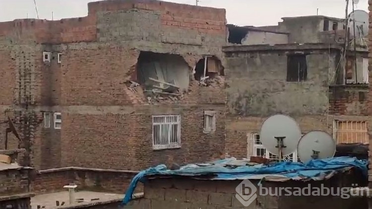 Diyarbakır'da ağır hasarlı 5 katlı bina çöktü
