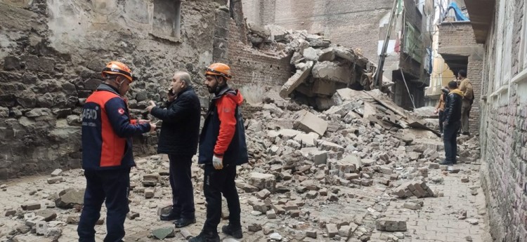 Diyarbakır'da ağır hasarlı 5 katlı bina çöktü
