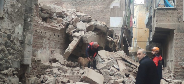 Diyarbakır'da ağır hasarlı 5 katlı bina çöktü
