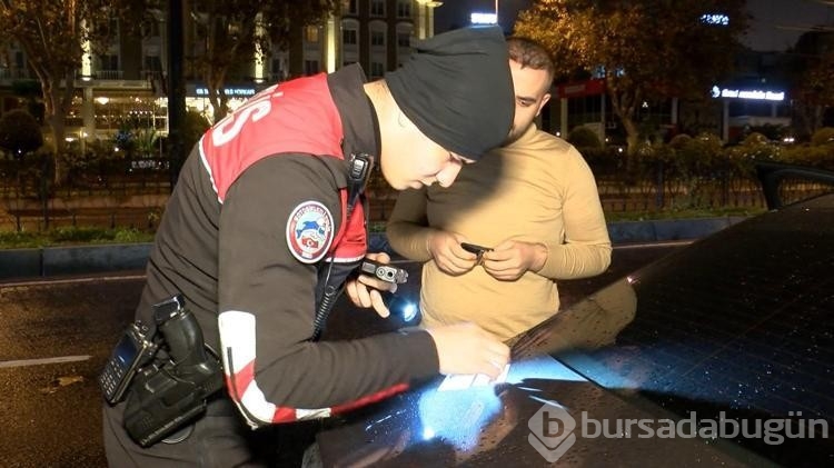 Fatih'te polis ekiplerinin yaptığı denetimde kaçak göçmenler yakalandı
