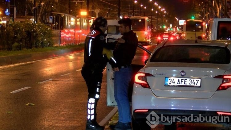 Fatih'te polis ekiplerinin yaptığı denetimde kaçak göçmenler yakalandı

