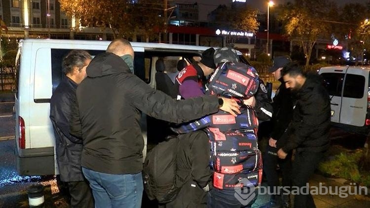 Fatih'te polis ekiplerinin yaptığı denetimde kaçak göçmenler yakalandı
