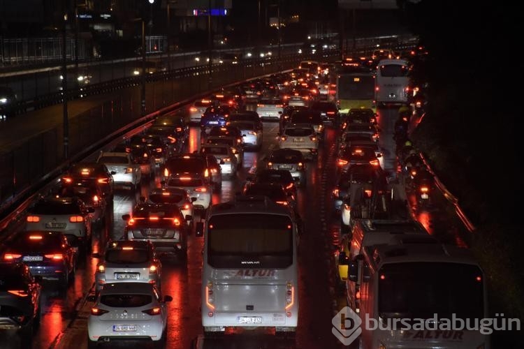 İstanbul'da akşam saatlerinde trafik durma noktasına geldi 
