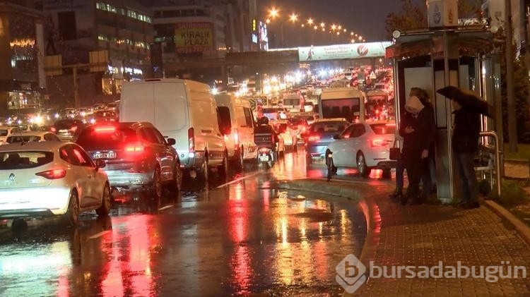 İstanbul'da akşam saatlerinde trafik durma noktasına geldi 
