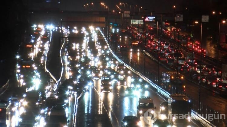 İstanbul'da akşam saatlerinde trafik durma noktasına geldi 
