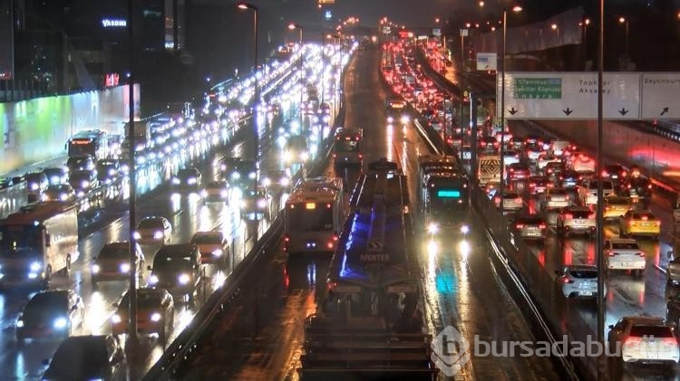 İstanbul'da akşam saatlerinde trafik durma noktasına geldi 
