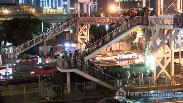 İstanbul'da akşam saatlerinde trafik durma noktasına geldi 
