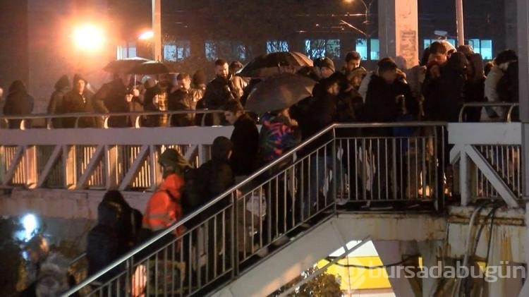 İstanbul'da akşam saatlerinde trafik durma noktasına geldi 
