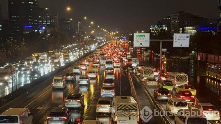 İstanbul'da akşam saatlerinde trafik durma noktasına geldi 
