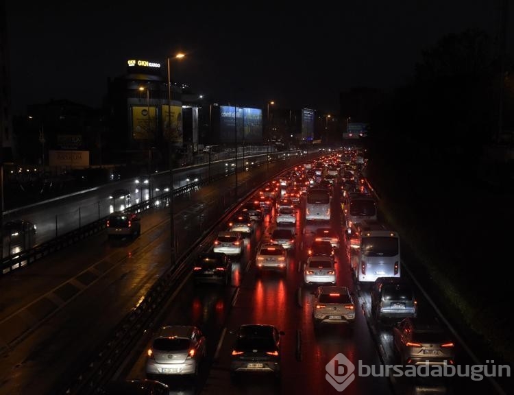 İstanbul'da akşam saatlerinde trafik durma noktasına geldi 
