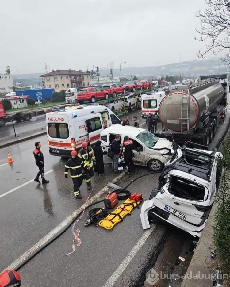 Kayganlaşan yolda iki hafif ticari araç, tankere çarptı: 1'i ağır 3 yaralı 
