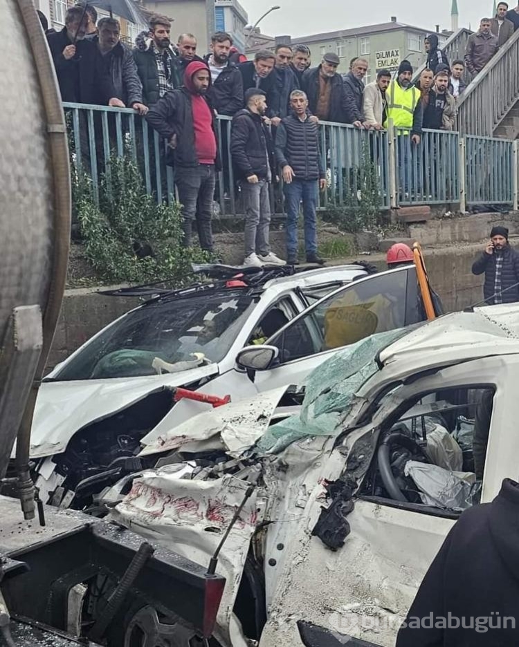 Kayganlaşan yolda iki hafif ticari araç, tankere çarptı: 1'i ağır 3 yaralı 
