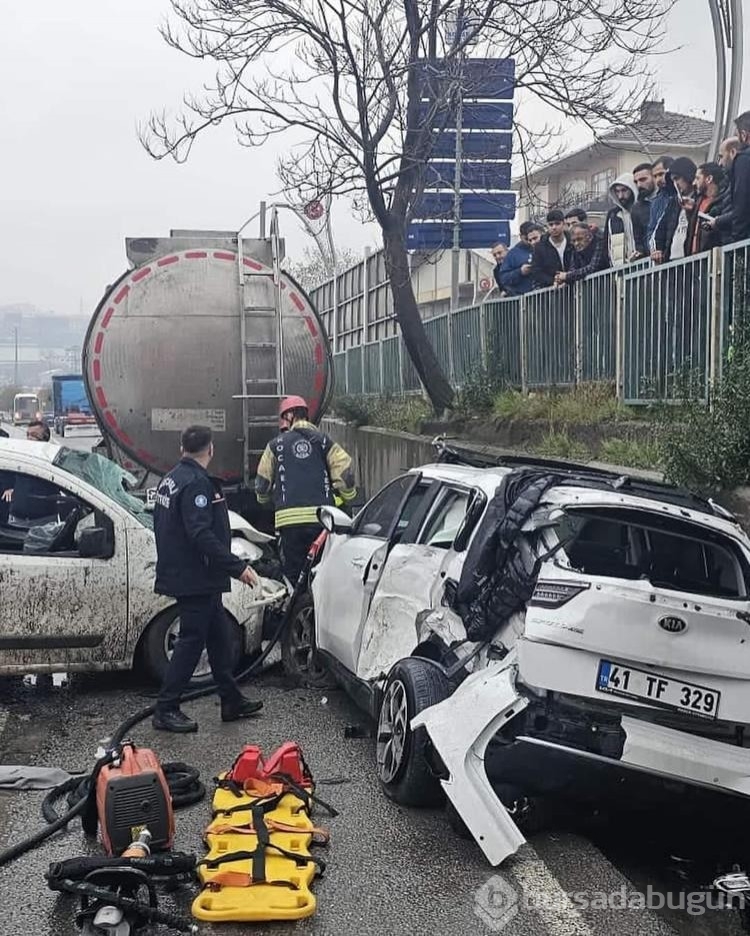 Kayganlaşan yolda iki hafif ticari araç, tankere çarptı: 1'i ağır 3 yaralı 
