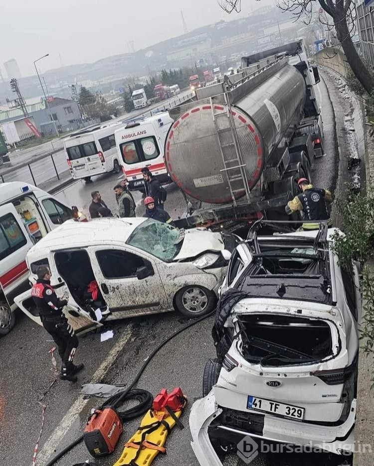 Kayganlaşan yolda iki hafif ticari araç, tankere çarptı: 1'i ağır 3 yaralı 
