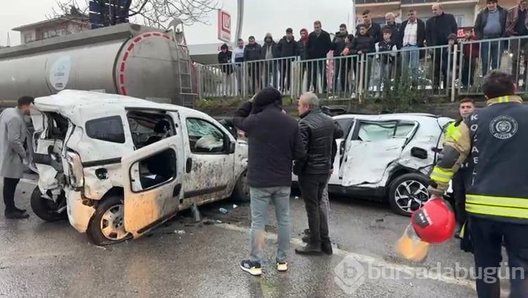 Kayganlaşan yolda iki hafif ticari araç, tankere çarptı: 1'i ağır 3 yaralı 
