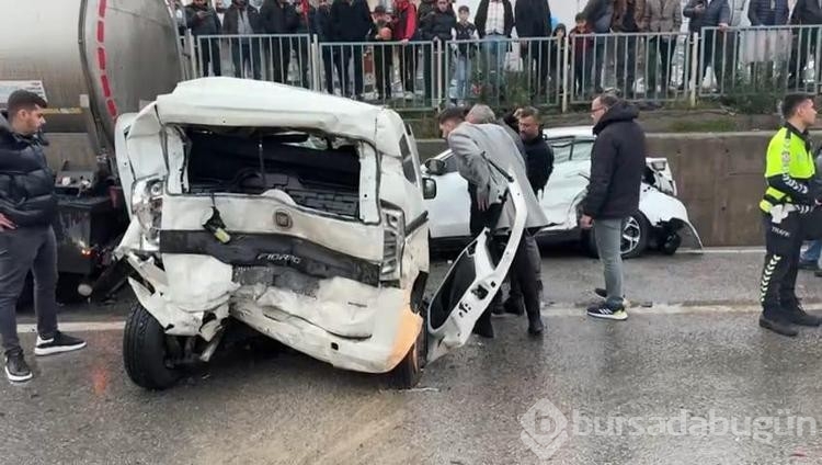 Kayganlaşan yolda iki hafif ticari araç, tankere çarptı: 1'i ağır 3 yaralı 
