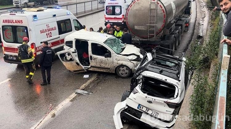 Kayganlaşan yolda iki hafif ticari araç, tankere çarptı: 1'i ağır 3 yaralı 
