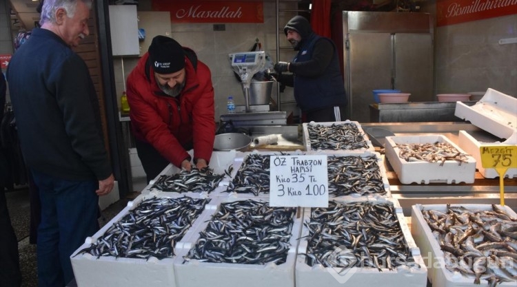 Trabzon'da hamsinin kilogramı 25 liraya kadar düştü

