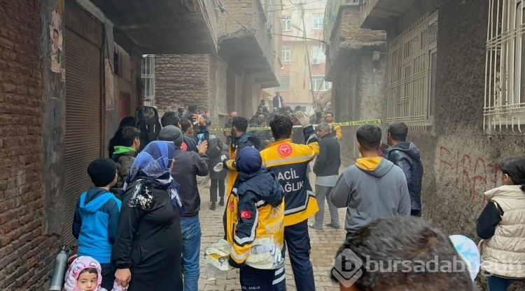 Diyarbakır'da 5 katlı metruk bina çöktü
