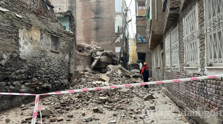 Diyarbakır'da 5 katlı metruk bina çöktü
