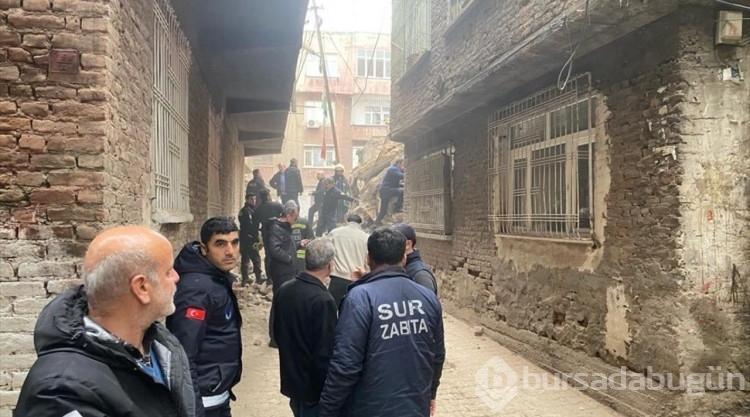 Diyarbakır'da 5 katlı metruk bina çöktü
