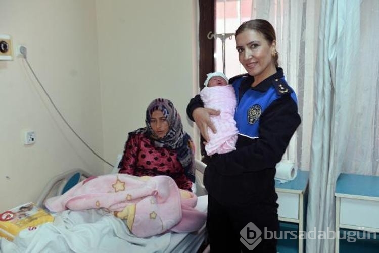 Polis, yeni çocukları dünyaya gelen ailelere bebek bezi dağıttı
