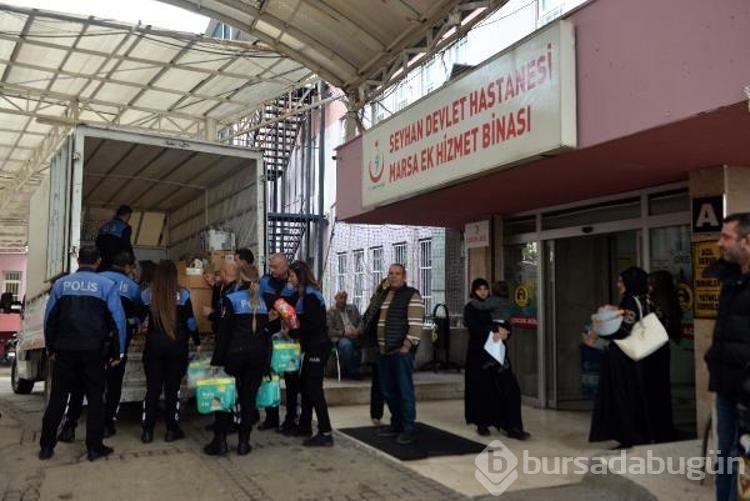 Polis, yeni çocukları dünyaya gelen ailelere bebek bezi dağıttı

