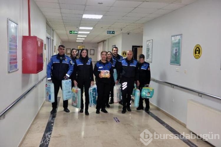 Polis, yeni çocukları dünyaya gelen ailelere bebek bezi dağıttı
