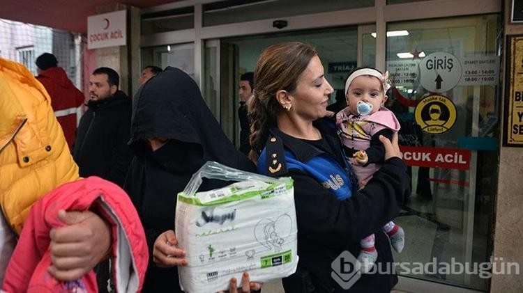 Polis, yeni çocukları dünyaya gelen ailelere bebek bezi dağıttı
