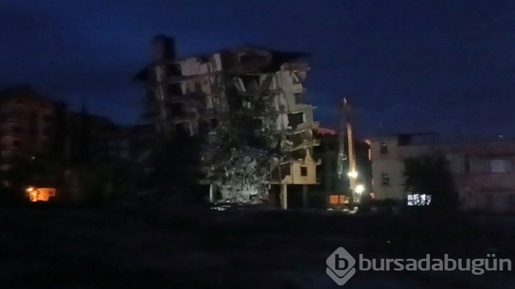 Gaziantep'de ağır hasarlı bina yıkılırken çöktü
