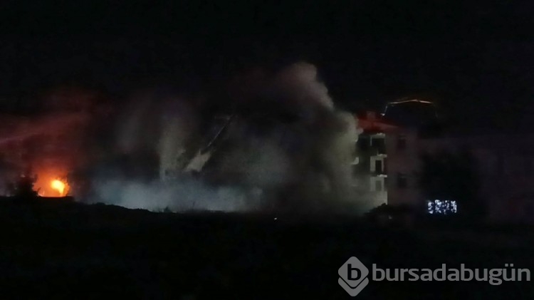 Gaziantep'de ağır hasarlı bina yıkılırken çöktü
