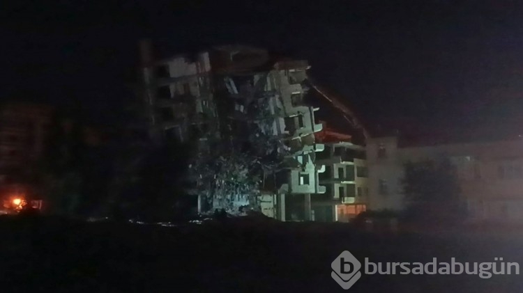 Gaziantep'de ağır hasarlı bina yıkılırken çöktü

