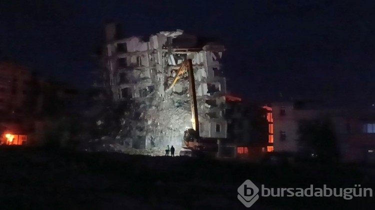 Gaziantep'de ağır hasarlı bina yıkılırken çöktü
