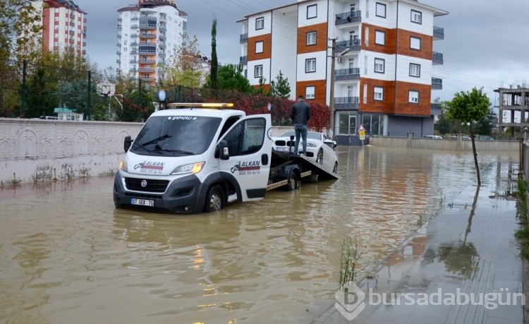 Antalya'da şiddetli yağış (Caddeler ve seralar sular altında kaldı)
